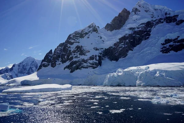 Сонячне Світло Скелі Сніг Лід Крижані Платформи Море Обриси Антарктиди — стокове фото