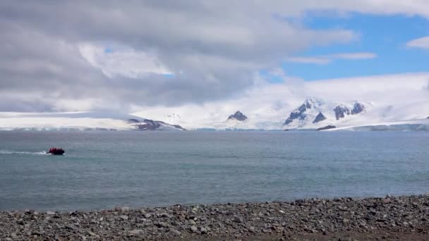 Canot Vogue Dans Mer Avec Nombreux Icebergs Derrière Lui — Video