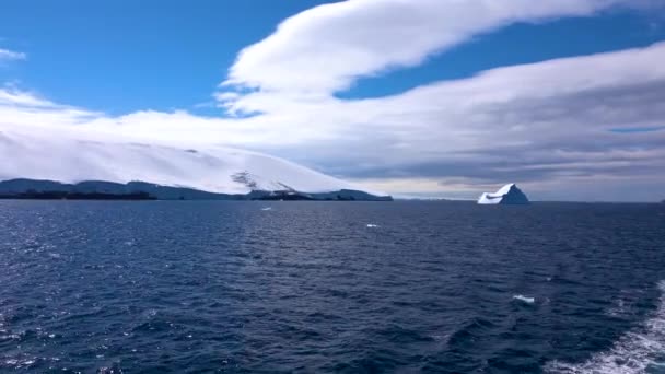 Blue Skies White Clouds Oceans Icebergs Natural Landscapes Antarctic Summer — Stock Video