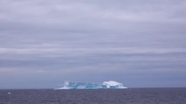 Okyanusta beyaz bir buzdağı var. Denizaltı şeklinde..