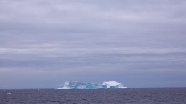 海里有一座白色的冰山 它的形状像潜水艇 — 图库视频影像