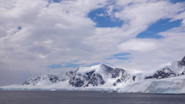 Kamera Točí Tento Skalnatý Ledovec Zleva Doprava — Stock video