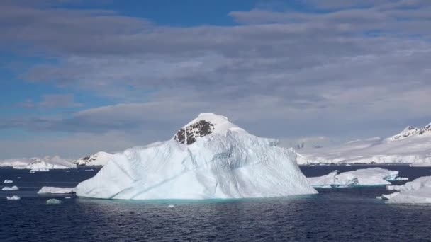 Ozean Liegt Eine Hellblaue Eisscholle Der Eisberg Hintergrund Hat Einige — Stockvideo