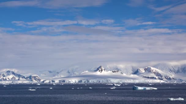 Ozean Gibt Viele Eisschollen Unterschiedlicher Größe Hinter Dem Meer Liegt — Stockvideo