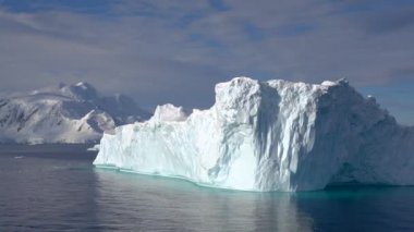 Bu, açık mavi bir buz kütlesinin panoramik görüntüsü..