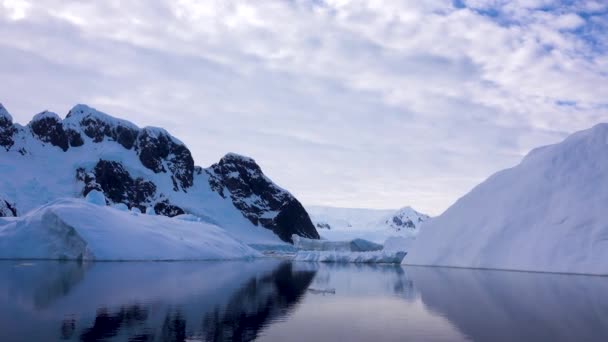 Ozean Gibt Viele Eisschollen Unterschiedlicher Größe Hinter Dem Meer Liegt — Stockvideo