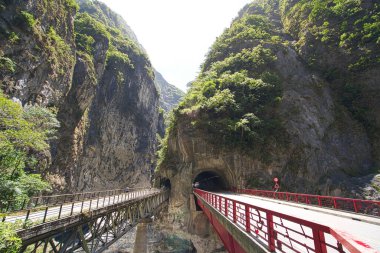 İki demir köprü aynı anda bir dağı geçiyor. Hualien County, Tayvan tatil gezileri için çok popüler bir yerdir..
