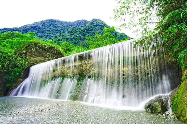 拦截器坝形成的瀑布 台湾花林县是个非常受欢迎的休闲旅游地 — 图库照片