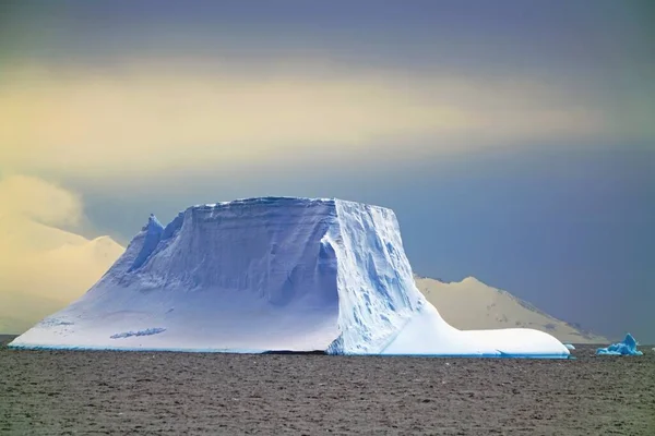 Iceberg Azzurro Sul Mare Dietro Esso Grumo Nube Grigia — Foto Stock