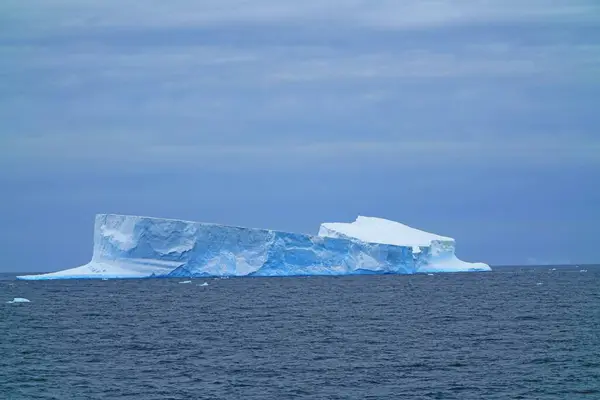 氷山の風景の様々なタイプ これは南極の夏です氷の流れや氷河や海や放射性雲や太陽があります — ストック写真