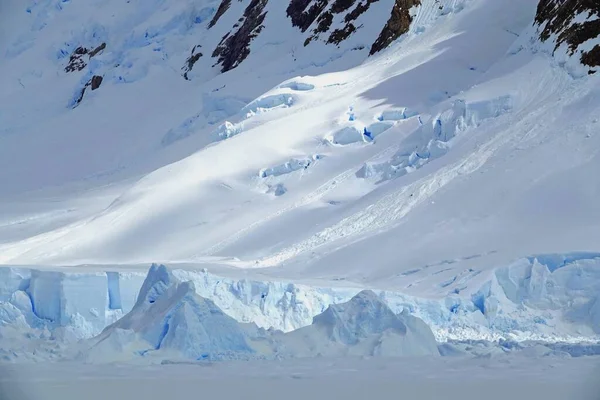 Vari Tipi Paesaggi Iceberg Sono Banchi Ghiaccio Ghiacciai Oceani Nuvole — Foto Stock