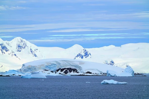 氷山の風景の様々なタイプ これは南極の夏です氷の流れや氷河や海や放射性雲や太陽があります — ストック写真