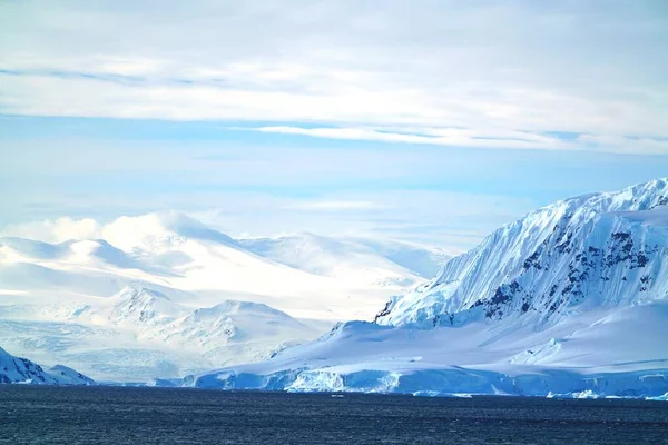 Varios Tipos Paisajes Iceberg Hay Témpanos Hielo Glaciares Océanos Nubes —  Fotos de Stock