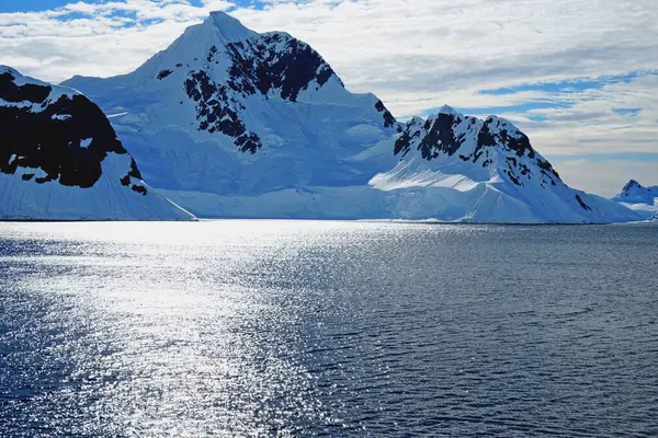 Varios Tipos Paisajes Iceberg Hay Témpanos Hielo Glaciares Océanos Nubes — Foto de Stock