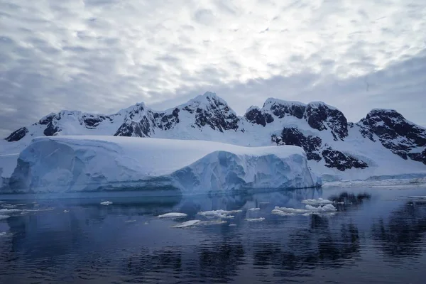 现在是夏天 在南极半岛的全体会议岛上 那里有企鹅 放射性云和阳光 这些因素结合在一起形成了各种景观 — 图库照片