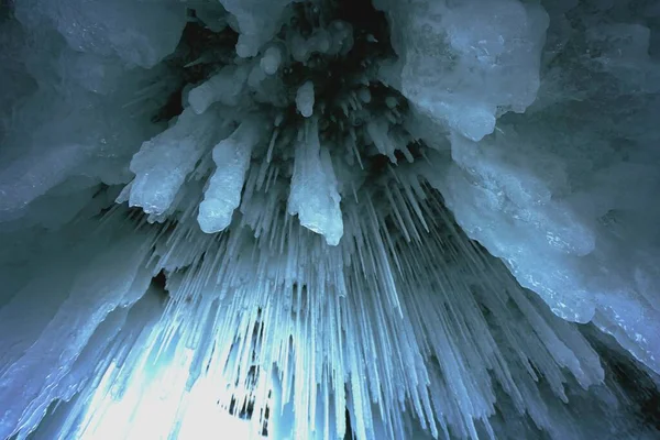 ロシアの冬の洞窟で異なるサイズのつらら — ストック写真
