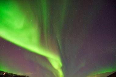 Gece gökyüzünde Aurora Borealis. Açık renkler yeşil, sarı ve kırmızıdır. Fotoğraf: Alaska, ABD 17 Mart 2016