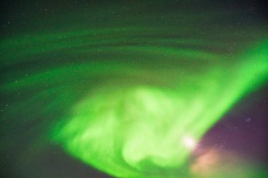 Gece gökyüzünde Aurora Borealis. Açık renkler yeşil, sarı ve kırmızıdır. Fotoğraf: Alaska, ABD 17 Mart 2016