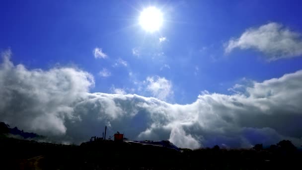 Las Nubes Blancas Agitándose Por Encima Granja Imágenes Lapso Tiempo — Vídeos de Stock