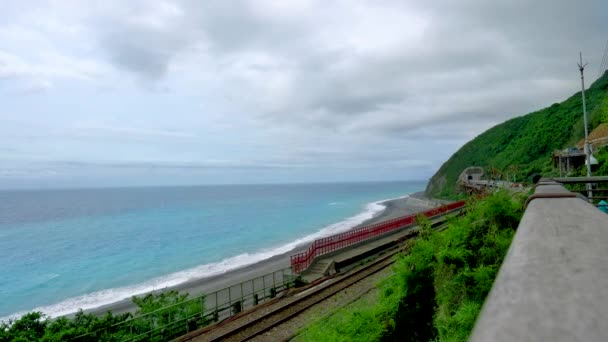 Trilhos Trem Estão Localizados Entre Montanhas Mar Paisagem Longo Rodovia — Vídeo de Stock