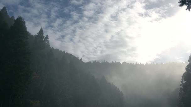 Nuvens Brancas Agitando Acima Das Montanhas Imagens Lapso Tempo Sun — Vídeo de Stock