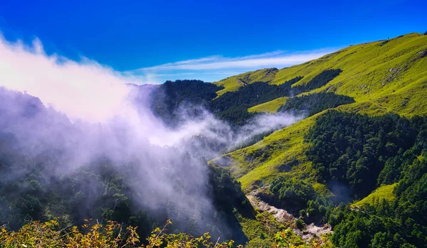 Vacker Utsikt Över Bergen Blå Himmel Vita Moln Och Frisk — Stockfoto