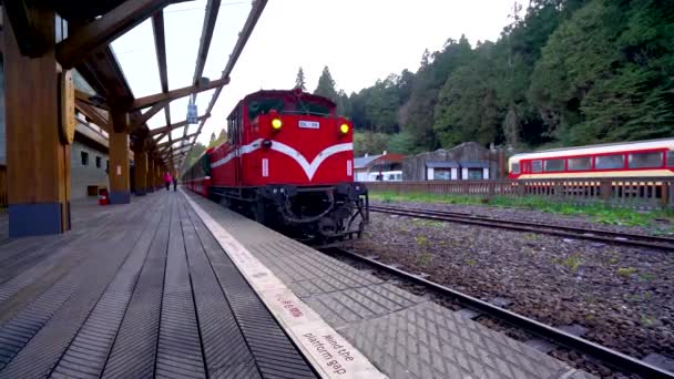 Červený Vlak Opouští Stanici Vlak Třešňový Květ Strom Mrak Různé — Stock video