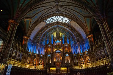 Katolik kilisesinde haçlı lekeli camlar. Onurlu ve renkli. (Fransızca: Basilique Notre-Dame de Montreal), Montreal, Quebec, Kanada, 2016.