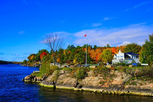 Bin Adalar, Ontario, Kanada 'daki ev. Bin Adalar' daki St. Lawrence Nehri 'nde. New York Eyaleti, 2016. 