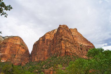 Zion Ulusal Parkı 'nda dağlar, nehirler, kanyonlar ve doğal kemerler bulunur. Kanyon duvarları kırmızımsı ve bronz renkli Navajo kumtaşından yapılmıştır. Utah, ABD. 2017.