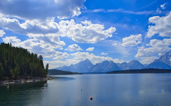 Jackson Lake Κρυστάλλινες Λίμνες Που Δείχνουν Αντανάκλαση Και Επιβλητικά Βουνά — Φωτογραφία Αρχείου