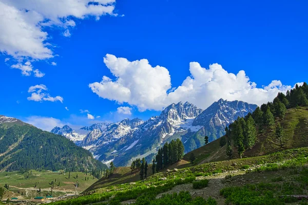 Güzel dağ manzarası. Mavi gökyüzü, beyaz bulutlar, beyaz kar. Jammu ve Kashmir 'deki Sonamarg Hill Trek' te derinlemesine bir yolculuk, Haziran 2018
