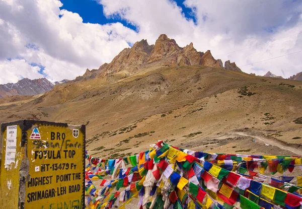 Hermoso Paisaje Natural Cordillera Amarilla Banderas Coloridas Vista Entre Lamayuru — Foto de Stock