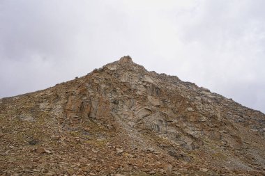 Pangong Tso ya da Pangong Gölü bataklık ve sulak alandır. Sarı Dağ. Himalayalar, Jammu ve Kashmir, Hindistan 'da bir endorheik göl manzarası. Haziran 2018