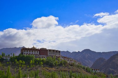 Shey Tapınağı (Shey Palace veya Shey Gompa) tepenin üstünde. Ladakh, Jammu ve Kaşmir 'deki manzara, Hindistan, Haziran 2018.
