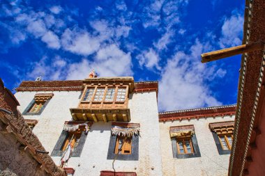 Shey Tapınağı (Shey Palace veya Shey Gompa) tepenin üstünde. Ladakh, Jammu ve Kaşmir 'deki manzara, Hindistan, Haziran 2018.