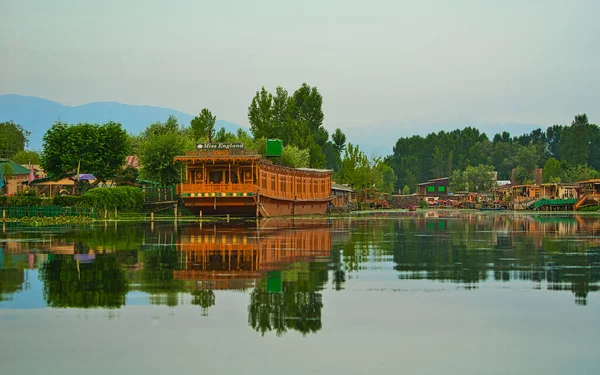 Srinagar, Hindistan 07-Temmuz 2018: Dal Gölü 'nde yaşam tarzı, yerel halk Shikara botu kullanıyor, bu Srinagar Gölü' ndeki yerel ulaşım aracı. Jammu ve Kashmir Eyaleti, Hindistan