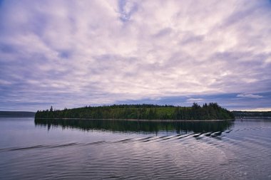 Yolcu gemisinin gölde dalgalanmaları. Huzurlu güzellik. Yolcu gemisi yol boyunca manzaralı bir şekilde Kanada fiyortlarından geçiyor. Haziran 2019.