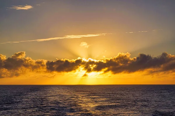 Luz Del Sol Apareció Desapareció Vez Cuando Entre Las Nubes — Foto de Stock