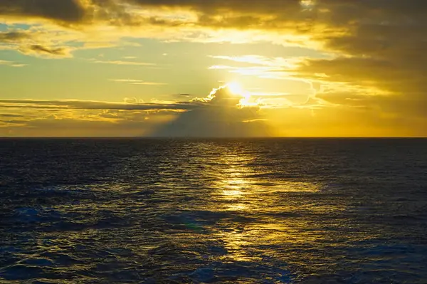 Luz Del Sol Apareció Desapareció Vez Cuando Entre Las Nubes — Foto de Stock