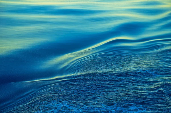 海平面平稳移动 形成层层波纹 大自然是和平与宁静的 是深蓝色的北太平洋 在游轮上被带走 — 图库照片