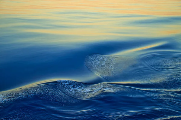 Voor Zonsopgang Oranje Lucht Kalme Zee Lagen Golven Natuur Vredig — Stockfoto