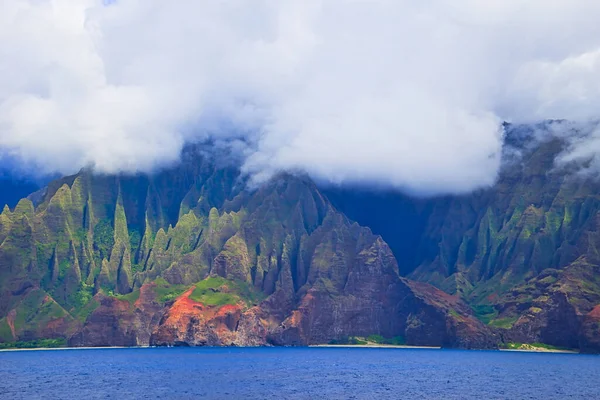 ナパリの海岸線にある自然ファン型の山の景色 風景のクルーズ船のビュー 米国ハワイ州カウアイ 2019年6月 — ストック写真
