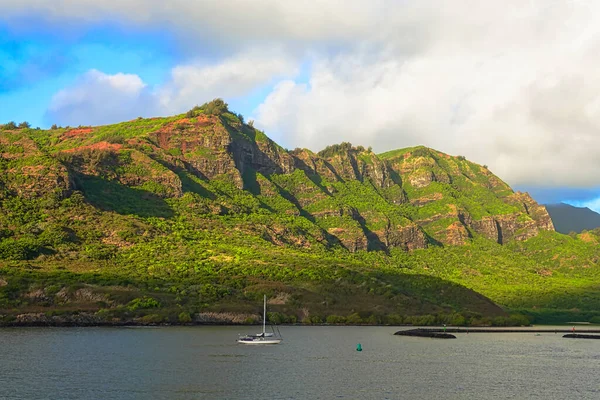 Két Vitorlás Kauai Partjainál Zöld Hegyek Vannak Háttérben Hawaii Egyesült — Stock Fotó