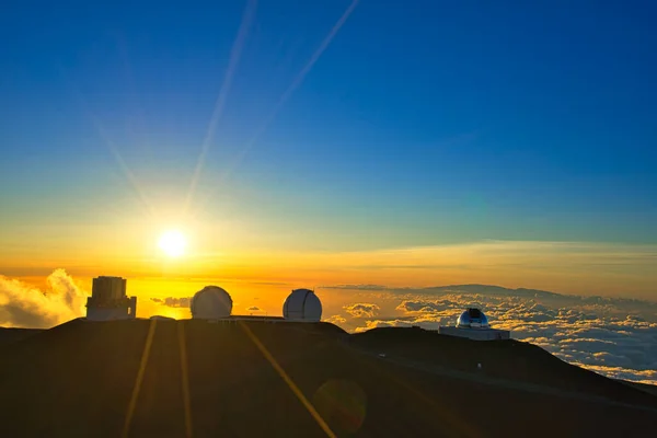 Gün batımı bulutları denizindeki gözlemevi. Mauna Kea Gözlemevi, Büyük Ada, Hawaii, ABD Haziran 2019.