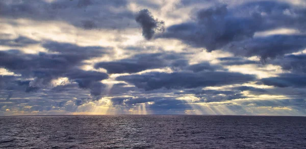 Los Rayos Solares Pasan Través Nubes Oscuras Drama Impredecible Del — Foto de Stock