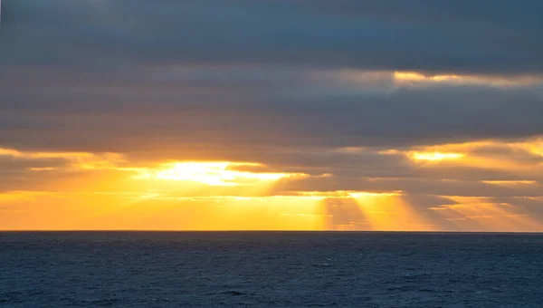 Rayons Solaires Traversant Des Nuages Sombres Drame Imprévisible Ciel Coucher — Photo