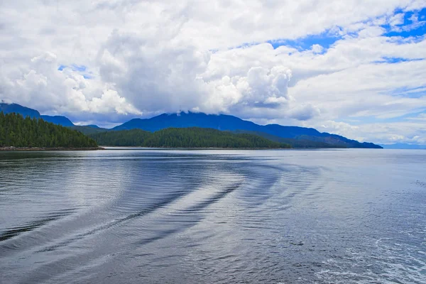 Ripples Left Cruise Ship Sailing Lake Tranquil Beauty Cruise Ship — Stock Photo, Image