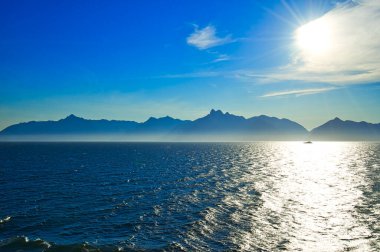 Beyaz bulutlar, dağlar, göller ve sis doğal bir resim oluşturur. Alaska fiyortları, eşsiz doğal manzaralar. Alaska, ABD. Haziran 2019.