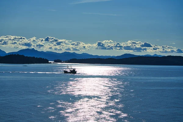 Morgonen Kartlade Solljuset Sjöns Yta Arbetsbåten Drift Ketchikan Alaska Verkligen — Stockfoto
